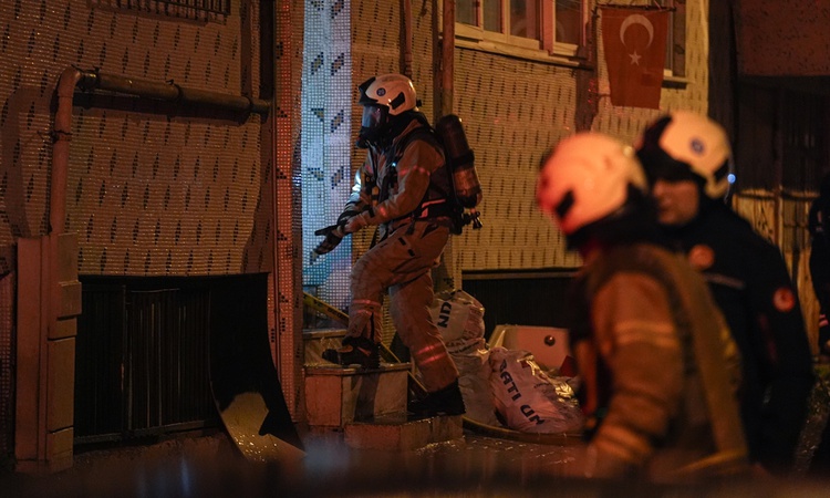 Son Gelişme: Kağıthane'de 5 katlı binanın çatı katındaki yangın dar sokaklara karşın söndürüldü: Gelişmeler Ta