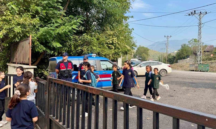 Son Gelişme: Kahramanmaraş İl Jandarma Komutanlığı okul çevrelerinde güvenlik denetimi yaptı