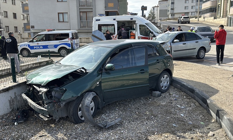 Son Gelişme: Karabük'te iki otomobil Kanyon Köprü girişinde çarpıştı, bir kişi yaralandı: Gelişmeler Takip Edi
