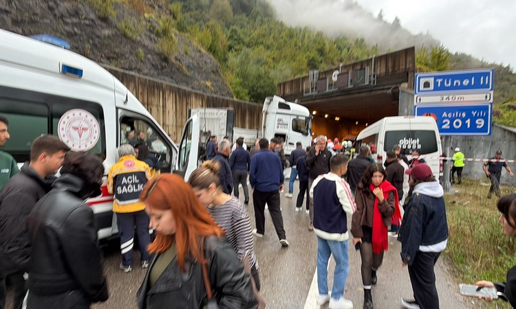 Son Gelişme: Karabük yolunda TIR ile minibüs çarpıştı, minibüs sürücüsü öldü, 11 kişi yaralandı: Gelişmeler Ta