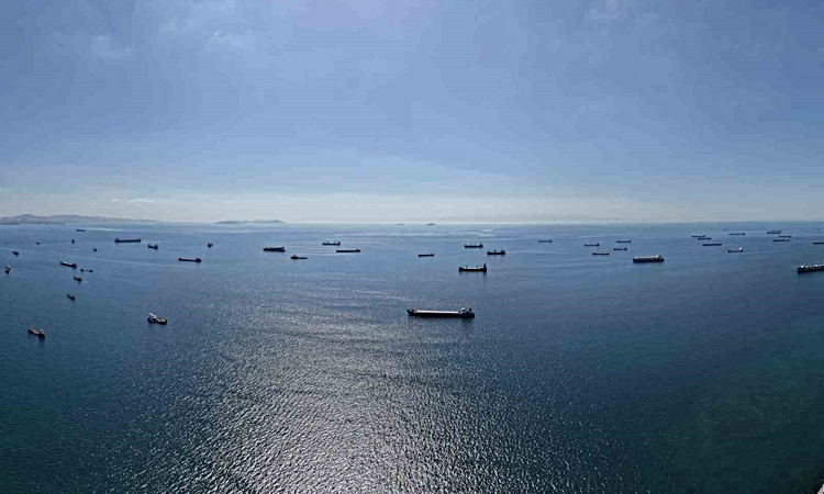 Son Gelişme: Karadeniz’deki saldırı riski nedeniyle ilerleyemeyen gemiler, İstanbul açıklarını adeta otoparka