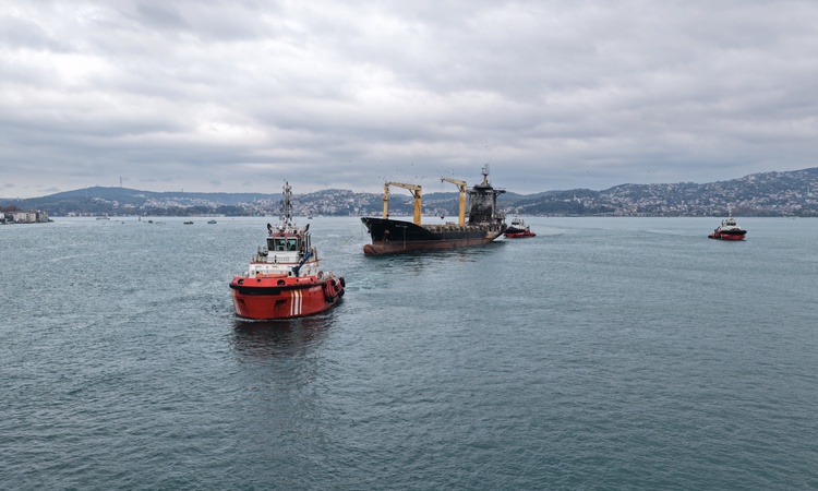 Son Gelişme: Karadeniz'de İHA saldırısında hasar gören RMS Team, İstanbul Boğazı'ndan geçirildi ve Merak Edile