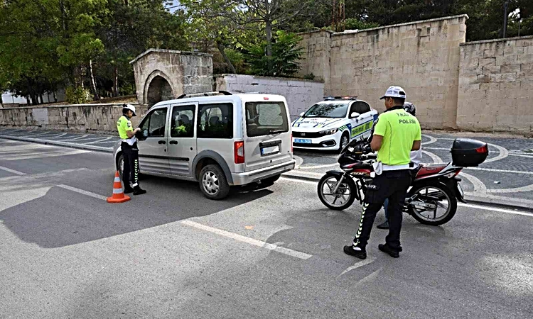 Son Gelişme: Karaman'da bir haftalık denetimlerde 12 şüpheli yakalandı, 11'i cezaevine gönderildi - Son Dakika