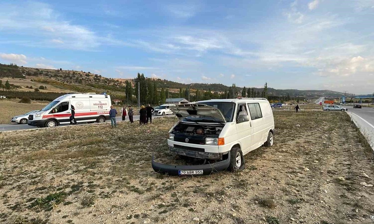 Son Gelişme: Karaman'da refüje savrulan minibüs kazasında yaralanan 1 kişi hastaneye kaldırıldı: Gelişmeler Ta