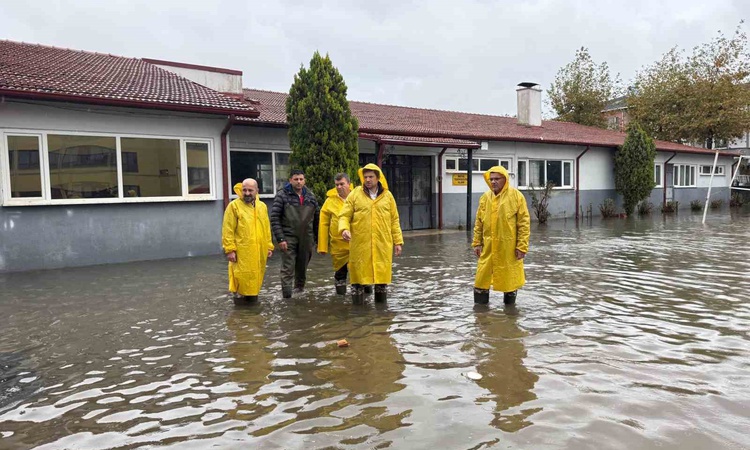 Son Gelişme: Karasu’da selden etkilenen 15 okulda hasar tespit çalışmaları sürüyor: Gelişmeler Takip Ediliyor