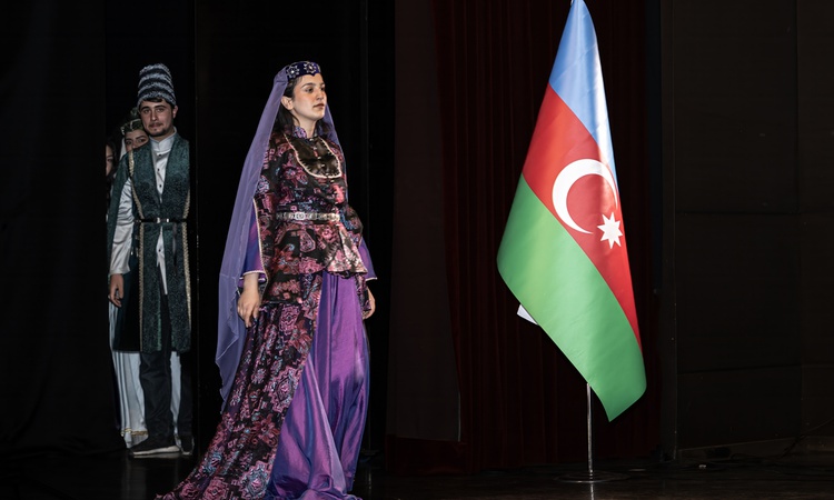 Son Gelişme: Kars'ta Azerbaycan Sanat Haftası'nda halk konseri ve milli kıyafet defilesi yapıldı ve Merak Edil