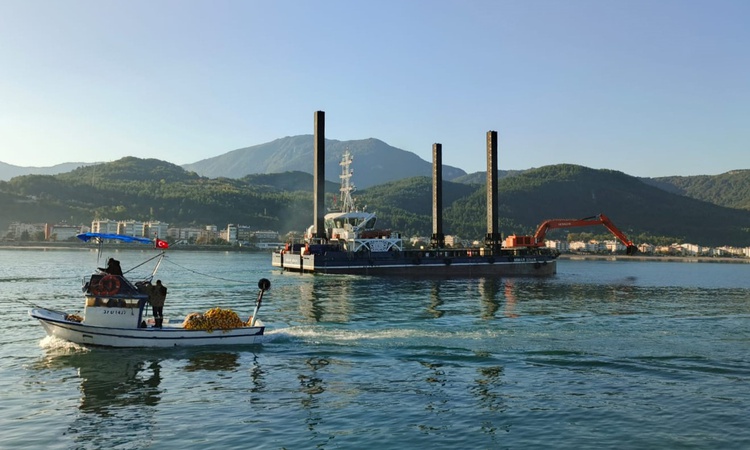 Son Gelişme: Kastamonu Cide Limanı'nda mil ve kum deniz dibi tarama gemisiyle temizlenecek - Son Dakika Bilgil