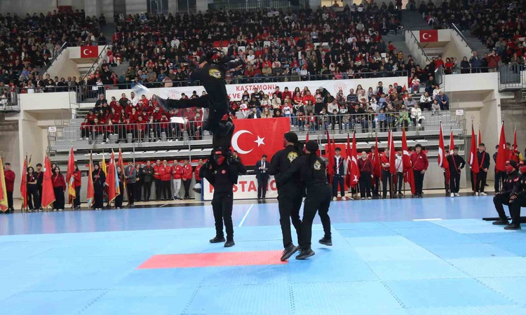 Son Gelişme: Kastamonu’da Cumhuriyet Bayramı coşkusu: Jandarma komandolar ve sporcuların gösterileri nefesleri