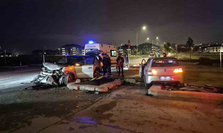 Son Gelişme: Kavşakta çarpışan 2 araç adeta hurdaya döndü: 3 yaralı