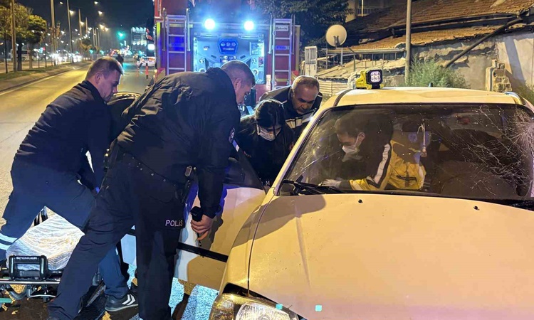 Son Gelişme: Kayseri Kocasinan'da ağaca çarpan otomobilde sıkışan sürücü kurtarıldı - Son Dakika Bilgileri