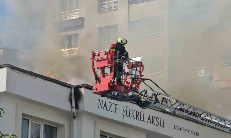 Son Gelişme: Kayseri Kocasinan'da öğrenci yurdunun çatısında yangın çıktı, ekipler müdahale ediyor
