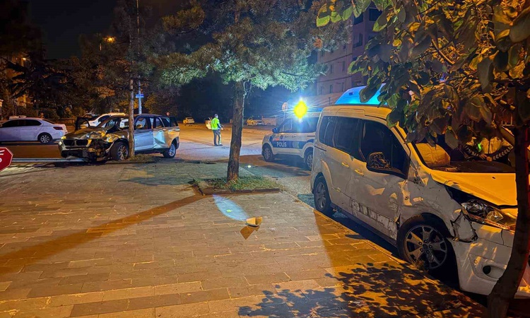Son Gelişme: Kayseri Melikgazi'de SUV ile hafif ticari aracın çarpıştığı kazada 4 kişi yaralandı: Gelişmeler T