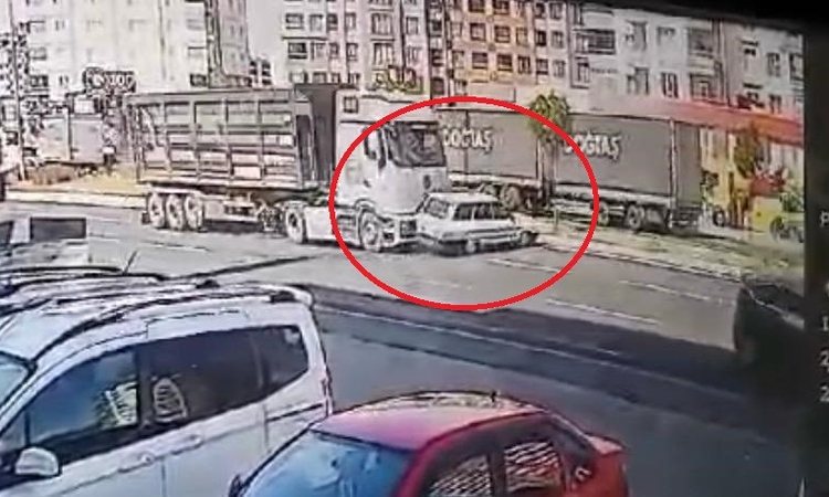 Son Gelişme: Kayseri Melikgazi'de tırla çarpışan otomobil takla attı, sürücü burnu kanamadan çıktı: Gelişmeler