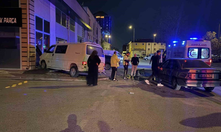 Son Gelişme: Kayseri'de minibüs otomobille çarpışıp dükkan camına çarptı, 2 kişi yaralandı ve Merak Edilenler