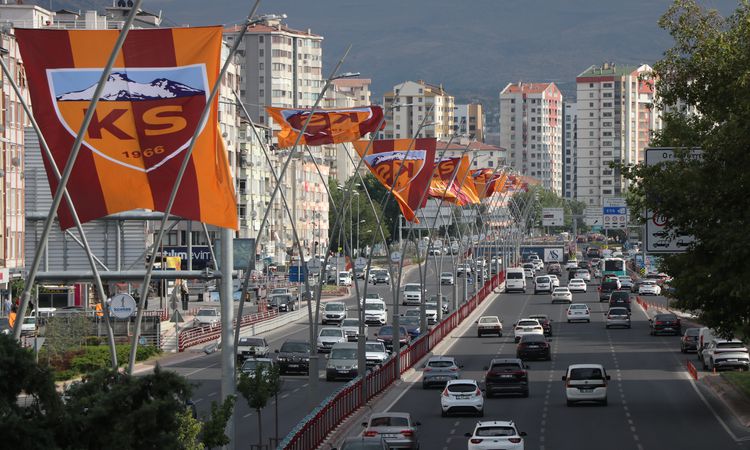 Son Gelişme: Kayserispor - Bursaspor maçı öncesi caddelere Kayserispor bayrakları asıldı: Gelişmeler Takip Edi