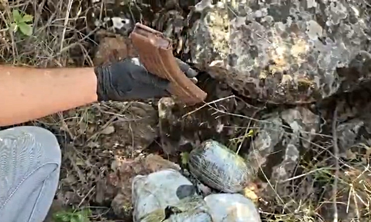 Son Gelişme: Kilis'te operasyonda 1 kilo 855 gram takoz esrar ile AK-47 şarjörü ele geçirildi - Son Dakika Bil