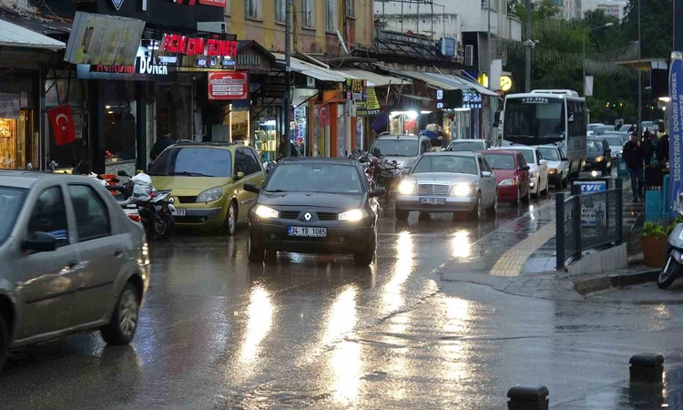 Son Gelişme: Kilis'te yağışlı hava etkili olurken sürücüler kaygan yollarda hızlarını düşürdü: Gelişmeler Taki