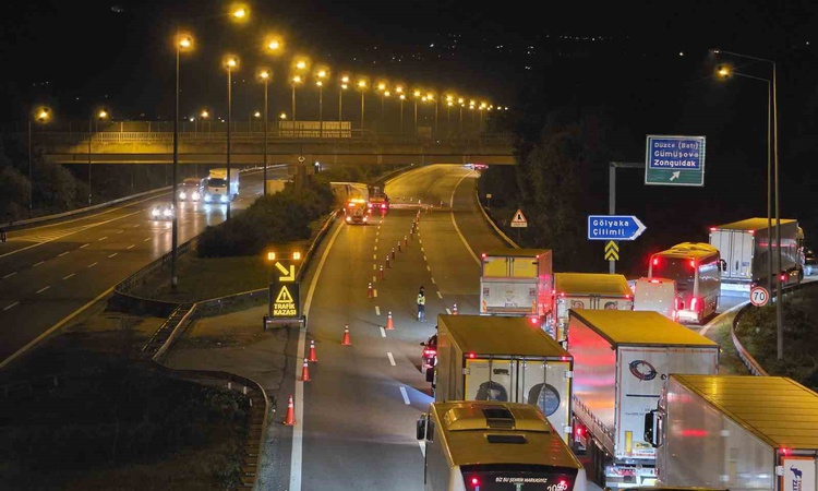Son Gelişme: Kimyasal varil taşıyan tır Düzce'de devrildi, İstanbul yönü trafiğe kapatıldı