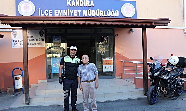 Son Gelişme: Kocaeli'de rahatsızlanan kişi kendisini kalp masajıyla hayata bağlayan polise teşekkür etti - Son