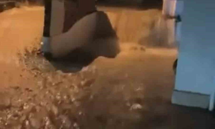 Son Gelişme: Kocaeli'de turuncu kodlu uyarı varken sağanak cadde ve sokakları su altında bıraktı