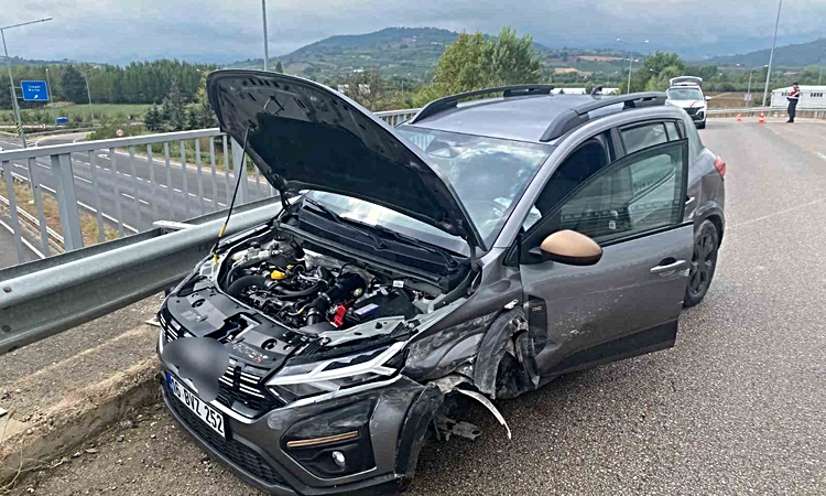 Son Gelişme: Kontrolden çıkan araç bariyerlere çarptı: 2 yaralı: Gelişmeler Takip Ediliyor