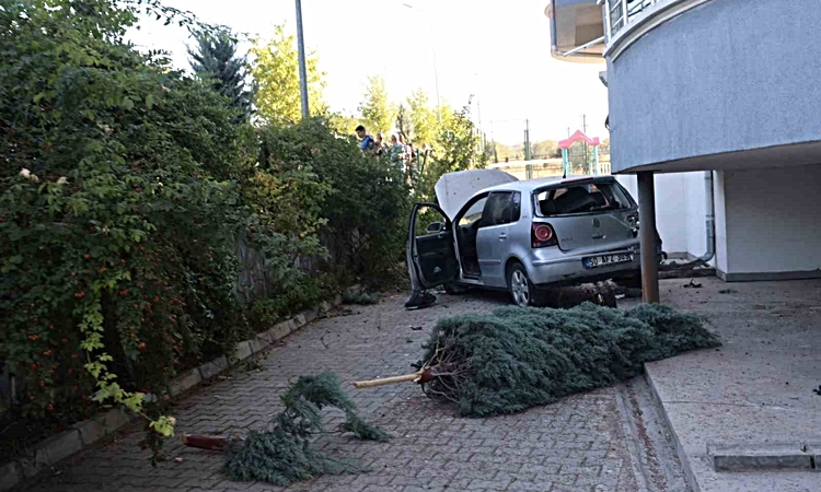 Son Gelişme: Kontrolden çıkan otomobil apartmanın bahçesine gerileme kaydetti: 1 yaralı - Son Dakika Bilgileri