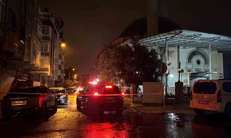 Son Gelişme: Küçükçekmece’de yağış sonrası minareden kurşun levhalar gerileme kaydetti, sokak trafiğe kapatıld