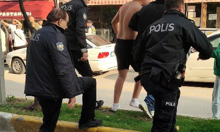 Son Gelişme: Kuşadası'nda bıçaklarla koşan genç, babasının iknasıyla yakalanarak gözaltına sevk edildi