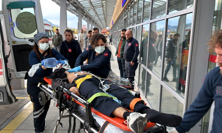 Son Gelişme: Kütahya'da İzmir-Eskişehir güzergahındaki tren raylardan geçen yayayı ağır yaraladı ve Merak Edil