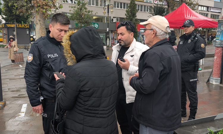 Son Gelişme: Kütahya'da polis, 67 yaşındaki kişiyi kızının ihbarıyla dolandırıcılıktan kurtardı - Son Dakika B