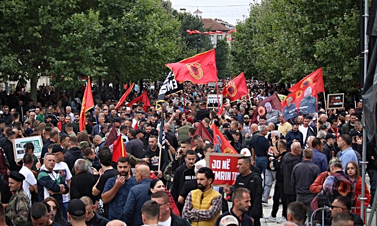 Son Gelişme: Lahey'de yargılanan eski UÇK komutanlarına Kosova'da destek gösterisi düzenlendi - Son Dakika Bil