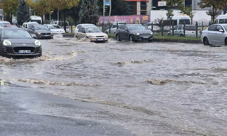 Son Gelişme: Malatya'da 15 dakikalık sağanakta tıkanan mazgallar trafiği durma noktasına getirdi