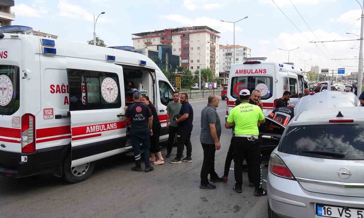 Son Gelişme: Malatya'da trambüs direğine çarpan otomobilde 2'si çocuk 4 kişi yaralandı ve Merak Edilenler