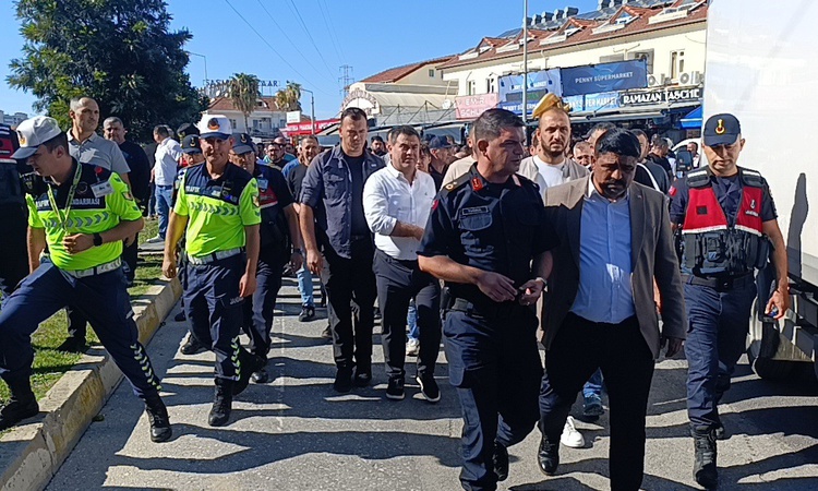 Son Gelişme: Manavgat Evrenseki'de esnaf marka avukatlarına sahil yolunu kapatarak tepki gösterdi ve Merak Edi