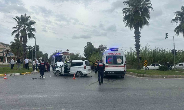 Son Gelişme: Manavgat'ta iki otomobilin çarpıştığı kazada 3 kişi yaralandı - Son Dakika Bilgileri