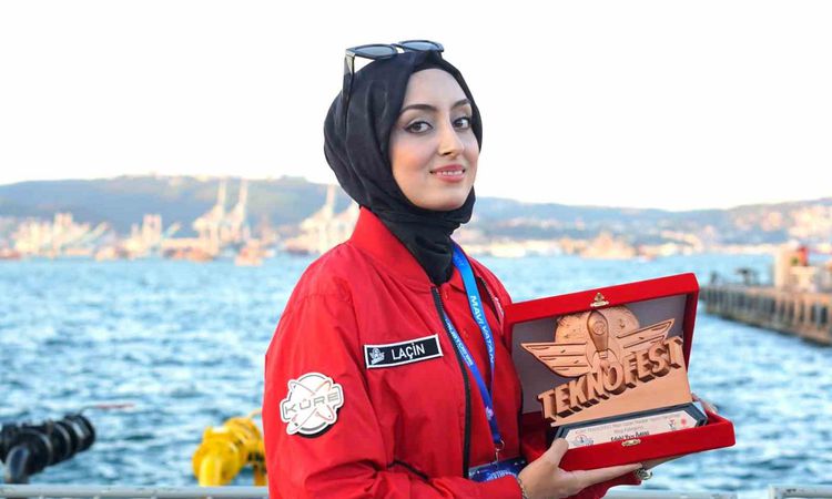 Son Gelişme: Manisa Celal Bayar Üniversitesi Öğrencisi Elif Laçin'e TEKNOFEST Mavi Vatan'da Edebi Yazı Ödülü |