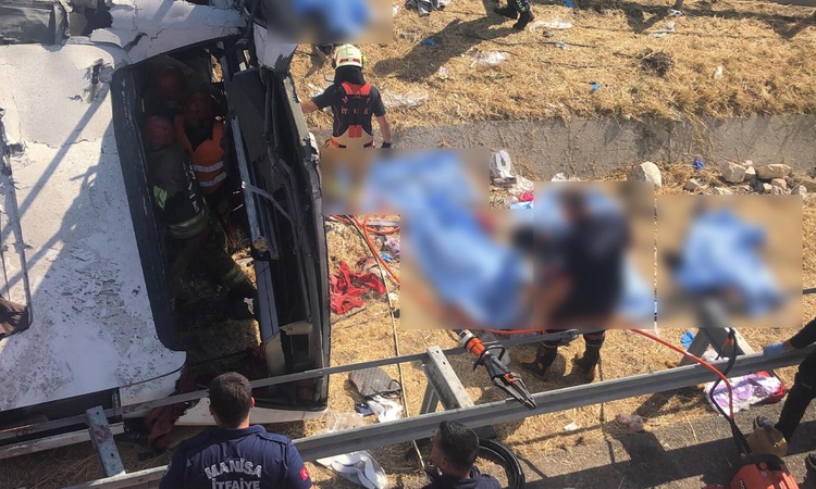Son Gelişme: Manisa'da katliam gibi kaza! Olay yerinden ilk görüntüler