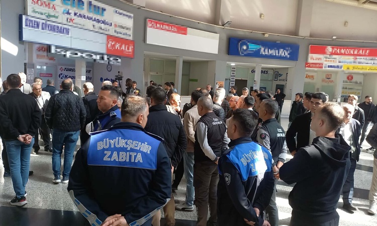 Son Gelişme: Manisa Otogarı'nda firmalar ana kapıyı 4 saat kapatarak tahliyeye tepki gösterdi ve Merak Edilenl