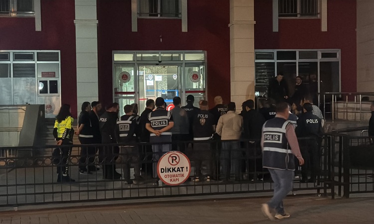Son Gelişme: Manisa Turgutlu'da 11 öğrenciyi yaralayan saldırıda 10 şüpheliden 7'si hakkında tutuklama kararı
