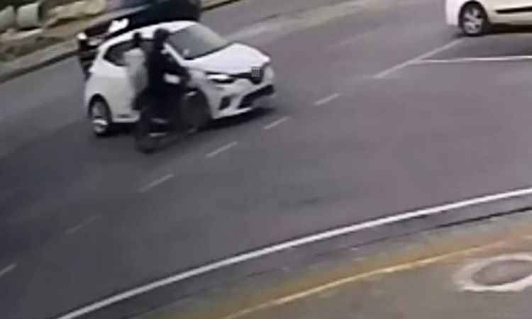 Son Gelişme: Mersin Erdemli'de motosikletle otomobil çarpıştı, 2 kişi hafif yaralandı - Son Dakika Bilgileri