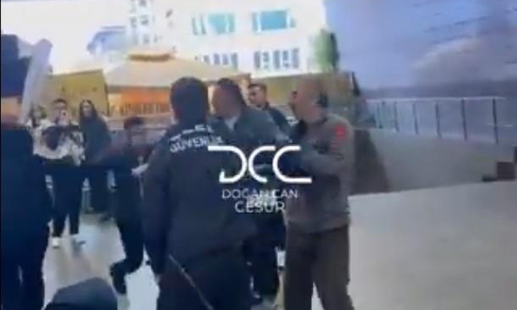 Son Gelişme: Metrobüs durağındaki kavga kamerada! Güvenlik görevlisi tekmeyle saldırdı ve Merak Edilenler