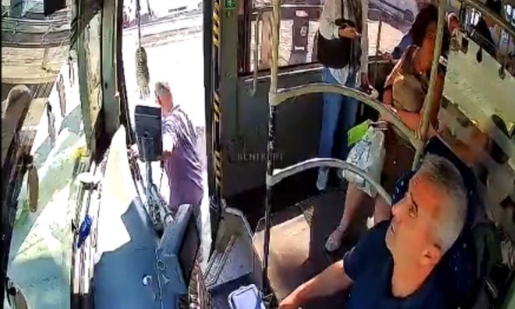 Son Gelişme: Minibüste fenalaşan yolcuyu şoför hastaneye yetiştirdi: Gelişmeler Takip Ediliyor