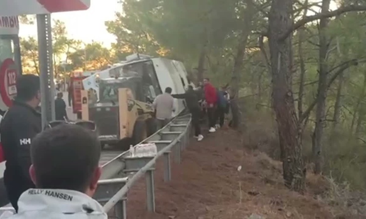 Son Gelişme: Muğla Marmaris'te otel personelini taşıyan servis devrildi, 14 kişi yaralandı | İşte Tüm Ayrıntıl