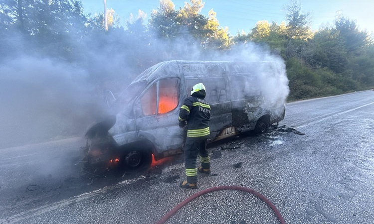Son Gelişme: Muğla'nın Bodrum ilçesinde 3 öğrencinin bulunduğu okul servis aracı yandı ve Merak Edilenler