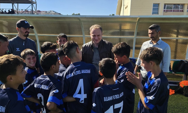Son Gelişme: Muş Bulanık Kaymakamı Koşansu, amatör futbol maçında sporcuları tebrik etti: Gelişmeler Takip Edi