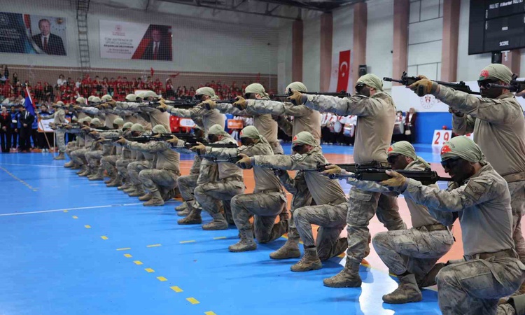 Son Gelişme: Nevşehir'de at çiftlikleri 29 Ekim'de peribacaları arasında bayraklı gösteri yaptı ve Merak Edile
