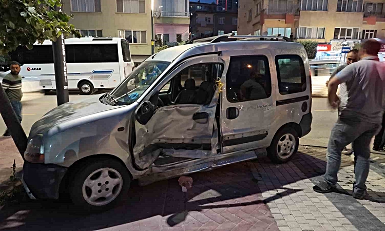 Son Gelişme: Niğde'de hafif ticari araç, motosiklet ve panelvan araca çarptı, 3 sürücü yaralandı - Son Dakika