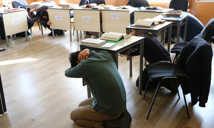 Son Gelişme: Okullarda neden siren sesi çalıyor? 13 Ekim deprem tatbikatı mı yapılıyor?