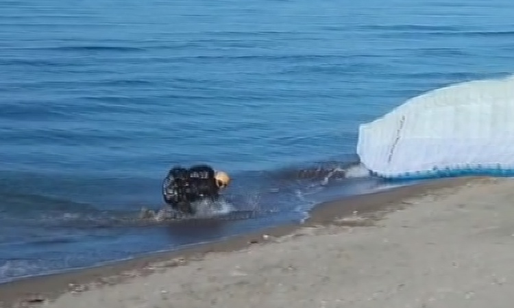 Son Gelişme: Ordu Altınordu'da 530 rakımlı Boztepe'den havalanan paraşütçü rüzgarla denize indi - Son Dakika B
