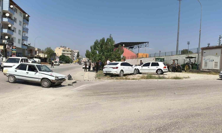 Son Gelişme: Osmaniye’de 3 otomobilin karıştığı kazada 1 kişi yaralandı: Gelişmeler Takip Ediliyor